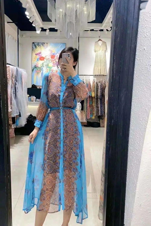 南油服裝批發(fā)市場的“十拿九補(bǔ)”爆款策略探秘