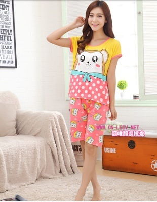 探尋最實(shí)惠的服裝批發(fā)渠道 從工廠到地?cái)偟膸自b采購指南